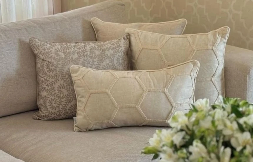 רביעית כריות אגאתא פשתן רקום עם דק מסביב