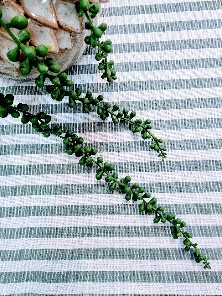 מפת שולחן מסוג טפלון דגם פסים נטורל רק לנגב עם מטלית וזהו רוחב 1.40