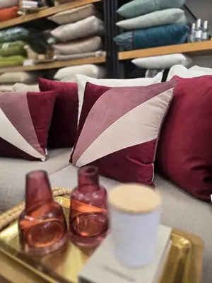 סט רביעית כריות בגווני בורגנדי שמנת