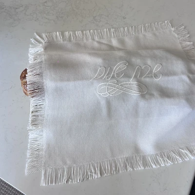 כיסוי חלה סופיה שמנת עם רקמה לבנה